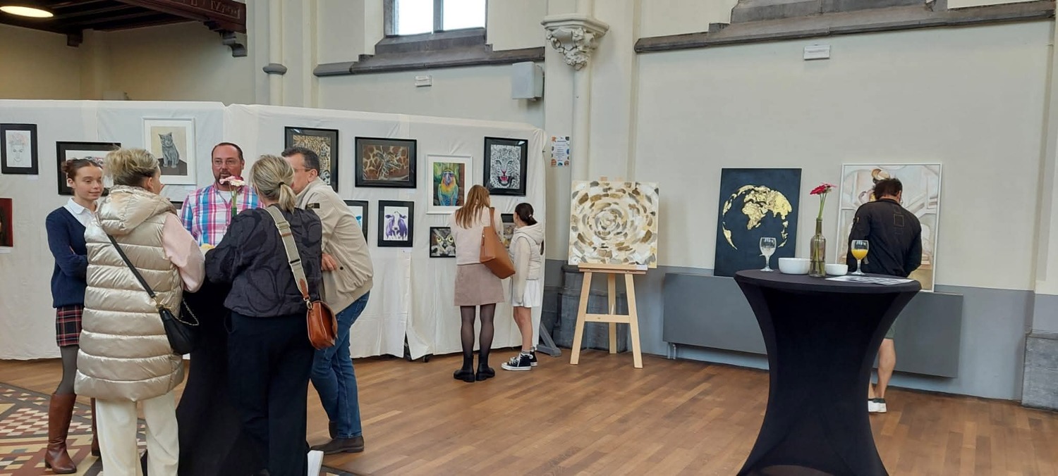 Bezoekers bij de galerijwand
